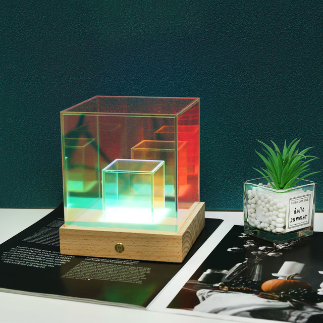 USB充電可能なカラフルな3Dホログラフィックアクリルランプと木材ベース