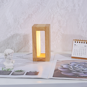  INSクリエイティブシンプルなソリッドウッドデスクランプ