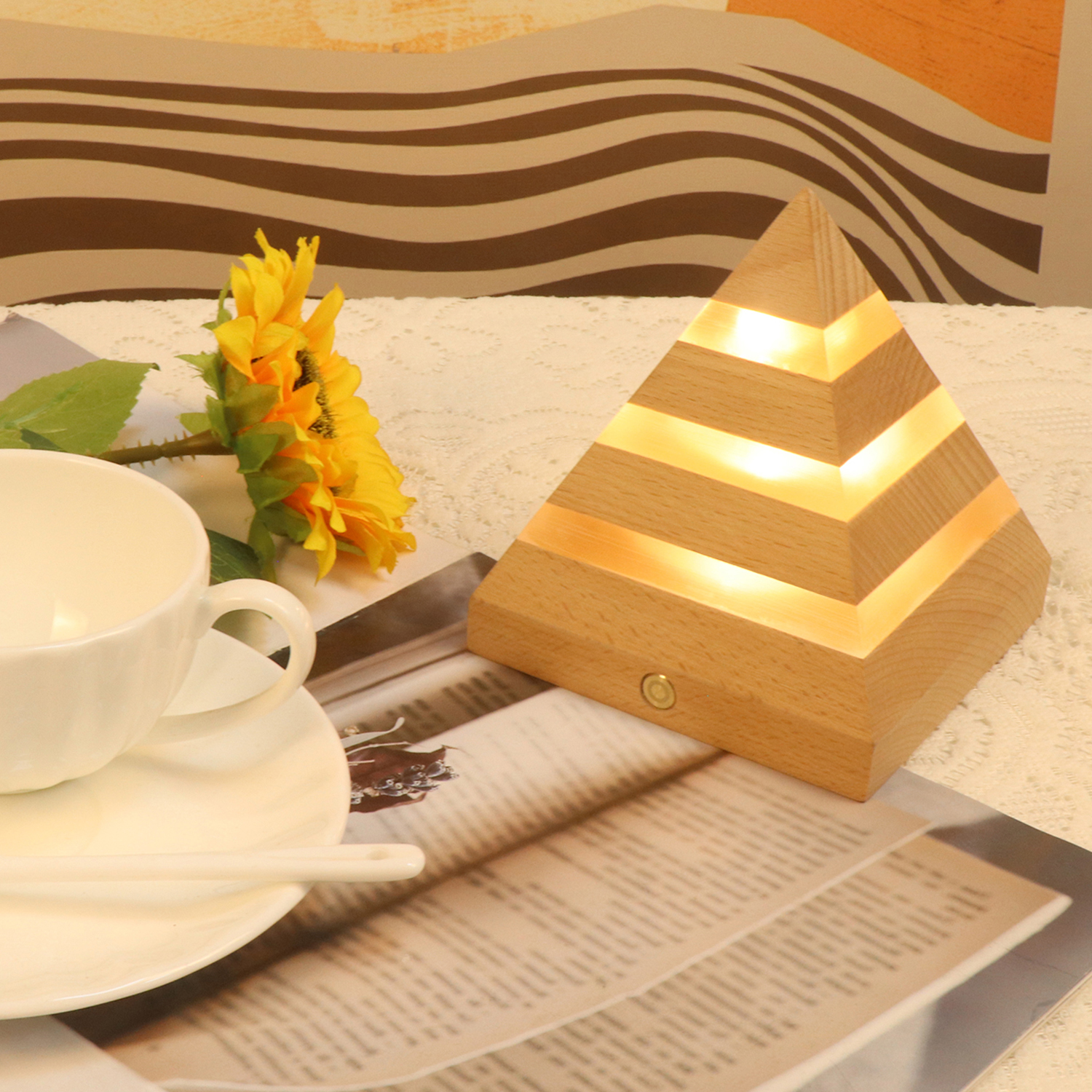 夜光のあるピラミッド型のベッドサイドランプ