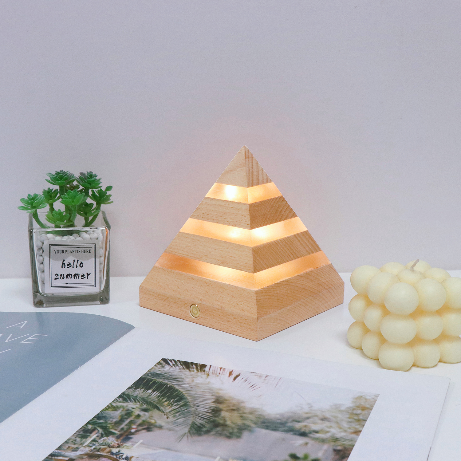 夜光のあるピラミッド型のベッドサイドランプ