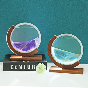 創造的な雰囲気のランプ流れる砂が夜の光を導きました