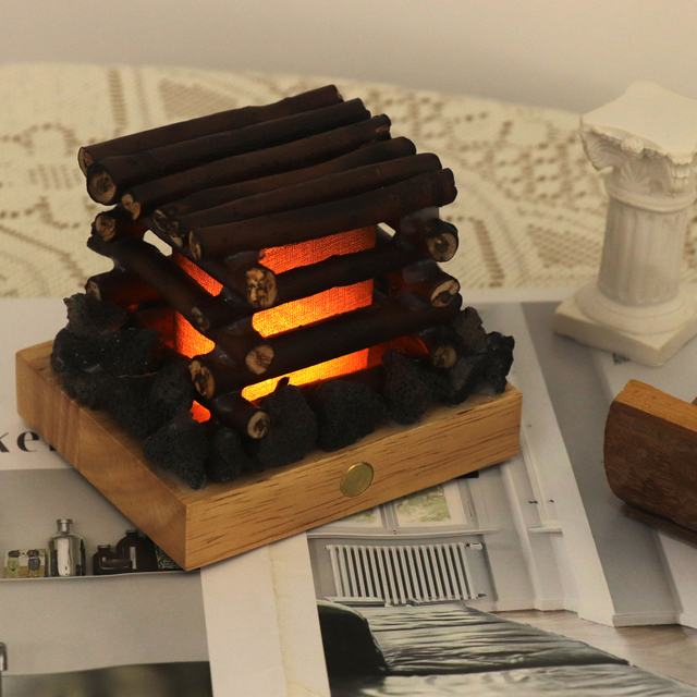 燃える音のある本物の木の枝の手作りムードランプ